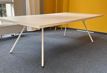 Minimalistische design tafel met HPL blad 120x240cm  beschikbaar voor biedingen