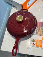 Nieuwe Le Creuset Cassadou 26 cm Rhône/ Garnet in de doos, Gietijzer, Nieuw, Ophalen of Verzenden, Keramische plaat