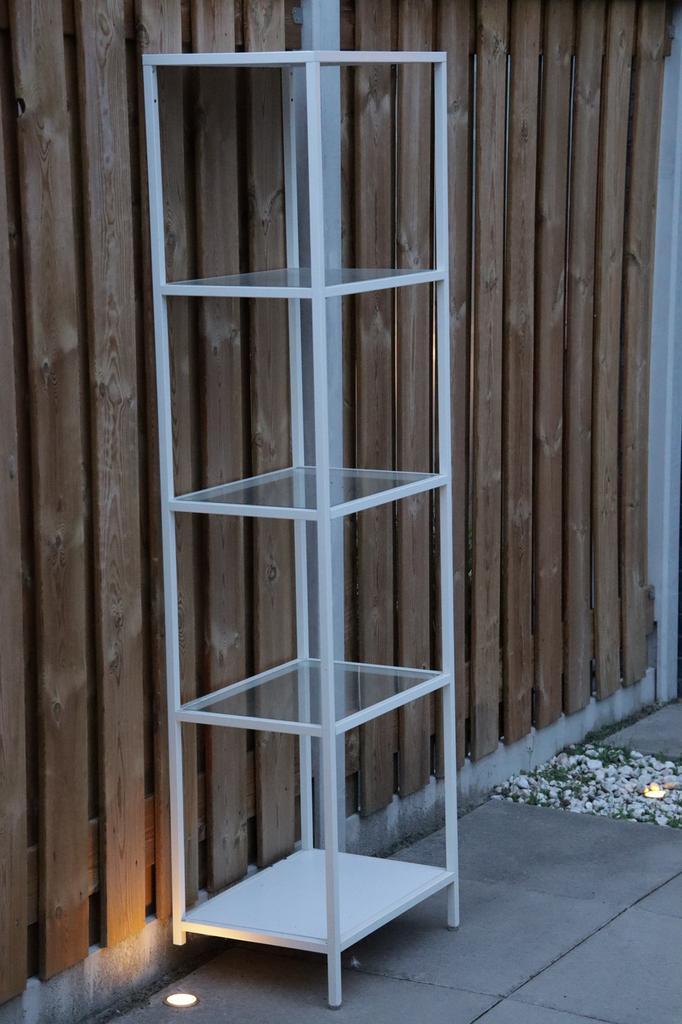Witte vitrinekast met glasplagen, Huis en Inrichting, Kasten | Stellingkasten, Zo goed als nieuw, Ophalen