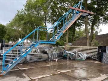 Rechte trap 4.97 meter dubbel plateau 2 x leuning beschikbaar voor biedingen