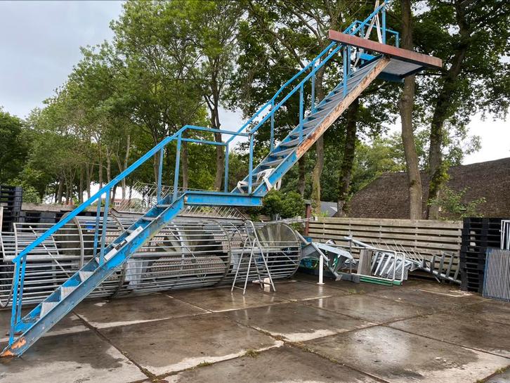 Rechte trap 4.97 meter dubbel plateau 2 x leuning, Doe-het-zelf en Verbouw, Ladders en Trappen, Gebruikt, 4 meter of meer, Ophalen