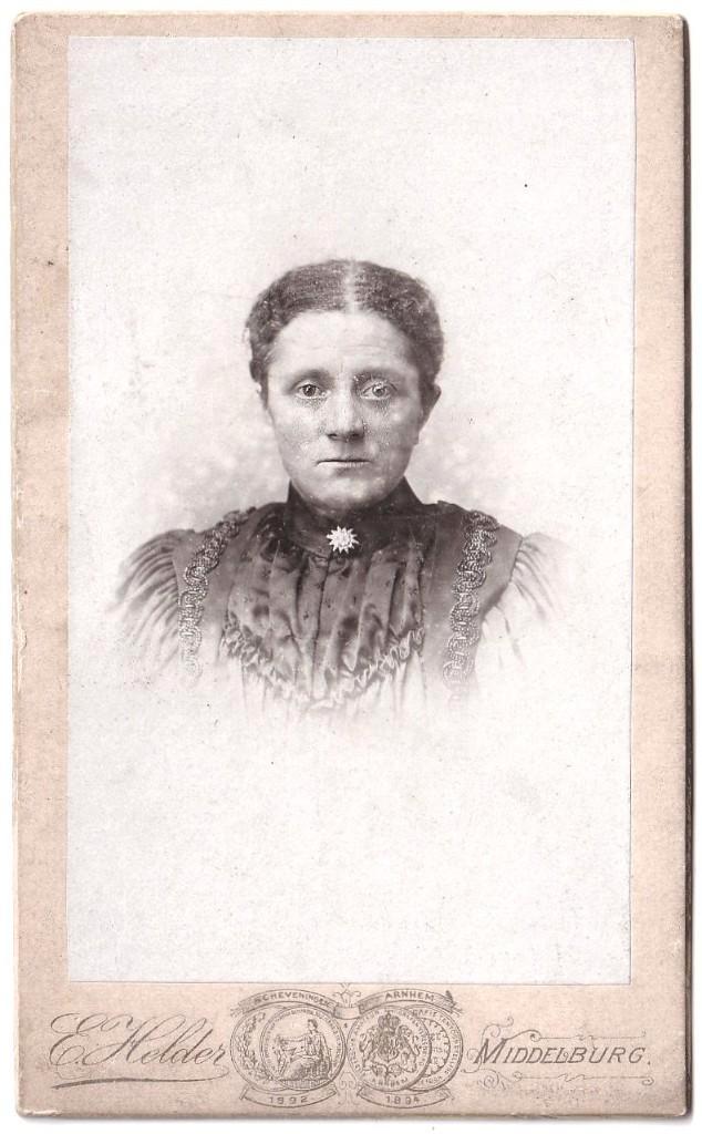 CDV Portret Vrouw Jurk Halssieraad - Foto Helder Middelburg, Verzamelen, Foto's en Prenten, Gebruikt, Foto, Overige onderwerpen