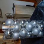 Koker met 24 zilveren kerstballen, Ophalen of Verzenden, Zo goed als nieuw