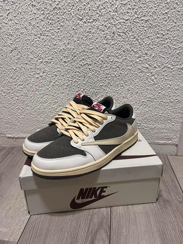 Nike Air Jordan 1 Low OG x Travis Scott “Reverse Mocha”, Kleding | Heren, Schoenen, Zo goed als nieuw, Bruin, Verzenden