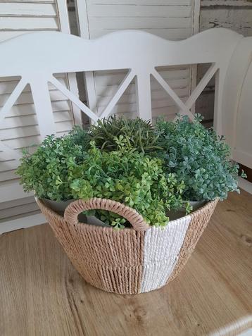 Ronde mand gevuld met kunstplanten  beschikbaar voor biedingen