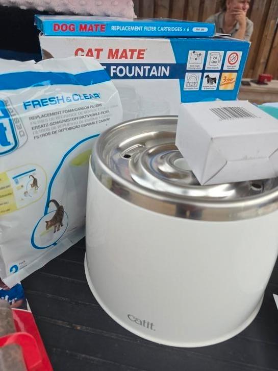 RVS drinkfontein voor katten zgan met 3 filters + extra pomp, Dieren en Toebehoren, Kattenvoerbakken en Drinkbakken, Zo goed als nieuw