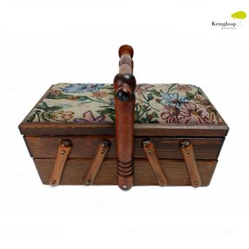 Antieke of Vintage Houten Naaikist beschikbaar voor biedingen