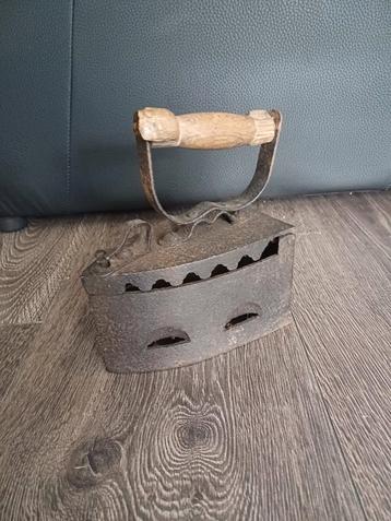 Antiek Strijkijzer met Houten Handvat beschikbaar voor biedingen