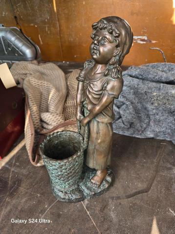 Bronzen beeld van Meisje met korf  beschikbaar voor biedingen