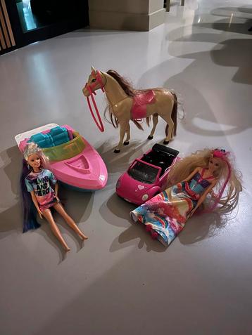 Barbie set met boot, auto, pony en 2 poppen beschikbaar voor biedingen