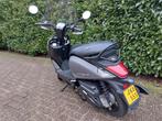 Sym Mio i50 45 KM Scooter Bromscooter 2022 Matgrijs 2600 KM, Benzine, Maximaal 45 km/u, Gebruikt, Mio