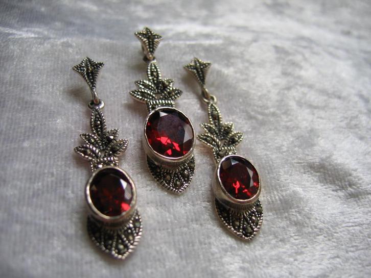 Mooie Sierlijke Zilveren Set Heldere Granaat en Markesiet, Sieraden, Tassen en Uiterlijk, Antieke sieraden, Oorbellen, Zilver