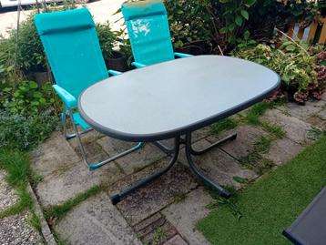 inklapbare campingtafel en 2 opklapbare campingstoelen  beschikbaar voor biedingen