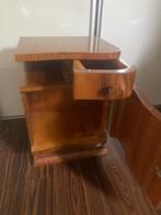 Een paar prachtige Art Deco notenhouten nachttafels, Ophalen