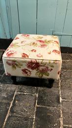 Mooie hocker poef voetenbankje engelse bloemen stof, Ophalen, Zo goed als nieuw, 50 tot 75 cm, Vierkant