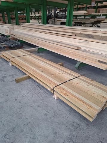 Vuren latten beschikbaar voor biedingen