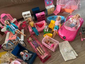Barbie partij mooi lot oude barbie poppen, barbiekoffer beschikbaar voor biedingen