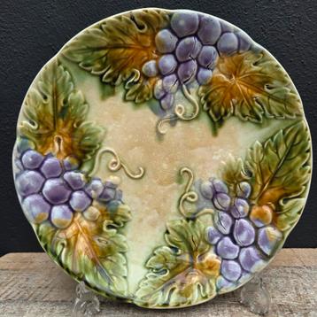 Antiek barbotine aardewerk bord,  druivenranken  beschikbaar voor biedingen