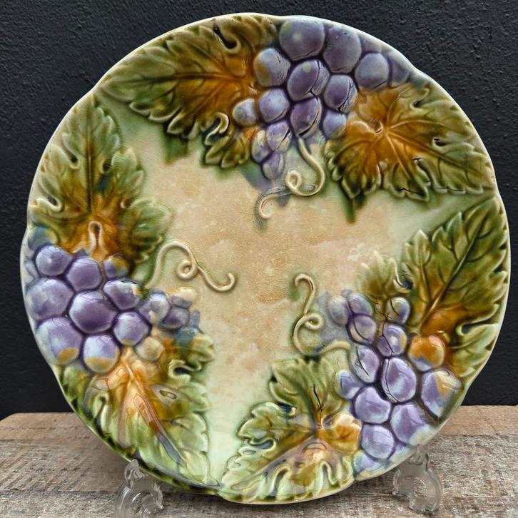 Antiek barbotine aardewerk bord,  druivenranken, Antiek en Kunst, Antiek | Servies los, Ophalen of Verzenden