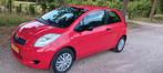 Toyota Yaris 1.0 12V Vvt-i 3DR Terra 2007 Rood, Auto's, Voorwielaandrijving, 527 kg, 750 kg, Handgeschakeld