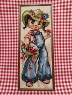 Vintage groot geborduurd schilderij van meisje met bloemen, Minder dan 50 cm, Gebruikt, 50 tot 75 cm, Verzenden