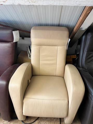 Relaxfauteuil met handbediening beschikbaar voor biedingen