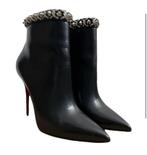 Christian Louboutin Enkellaars - maat 40, Zwart, Lage of Enkellaarzen, Ophalen of Verzenden, Zo goed als nieuw