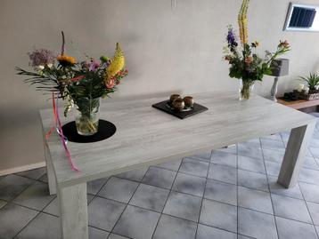 Eetkamertafel beschikbaar voor biedingen