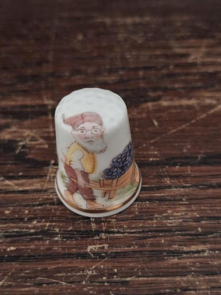Bijzonder vingerhoedje met kabouter, Verzamelen, Vingerhoedjes, Zo goed als nieuw, Buitenland, Porselein, Ophalen