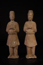 Een paar Chinese Tang grafbeeldjes, Antiek en Kunst, Kunst | Niet-Westerse kunst, Ophalen of Verzenden