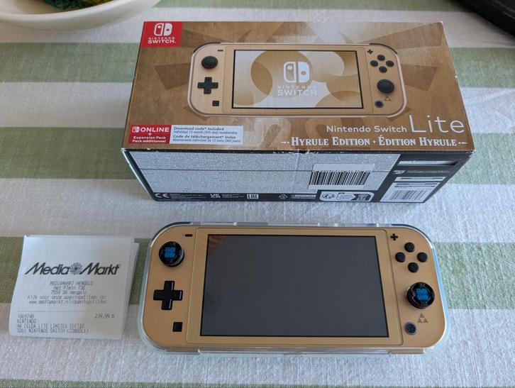 Nintendo Switch Lite Hyrule (Zelda) Edition + 2 games, Spelcomputers en Games, Spelcomputers | Nintendo Switch Lite, Zo goed als nieuw