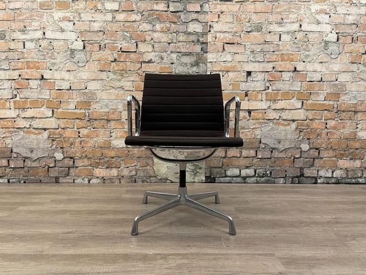 Vitra EA108 bij TheReSales, Huis en Inrichting, Bureaustoelen, Zo goed als nieuw, Bureaustoel, Bruin, Ergonomisch, Ophalen of Verzenden