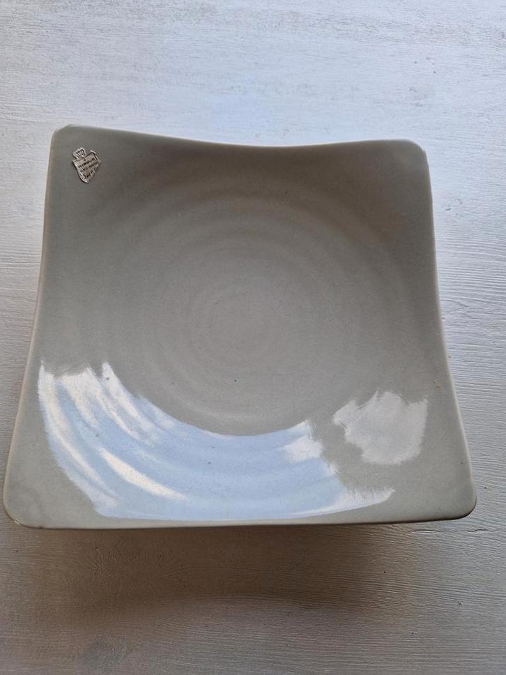 Schaal grijs keramiek vierkant plateelbakkerij, Huis en Inrichting, Keuken | Servies, Zo goed als nieuw, Schaal of Schalen, Overige stijlen