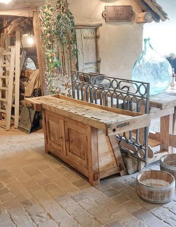 decoratieve werkbank met deurtjes beschikbaar voor biedingen