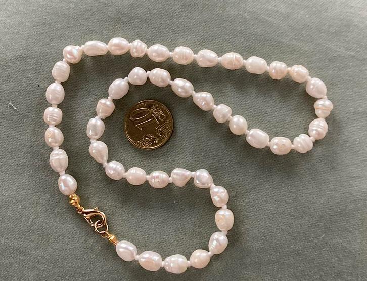 Klassieke ketting geknoopt met zoetwaterparels, Sieraden, Tassen en Uiterlijk, Kettingen, Nieuw, Overige materialen, Beige, Ophalen of Verzenden