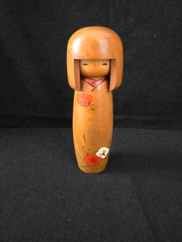 Mooie Japanse kokeshi, hoogte 19 cm, hout. Label onderzijde.