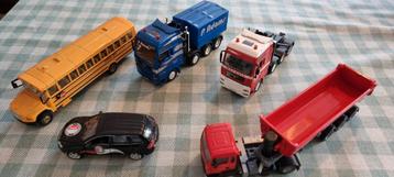 Collectie Miniatuur Trucks en Auto's beschikbaar voor biedingen