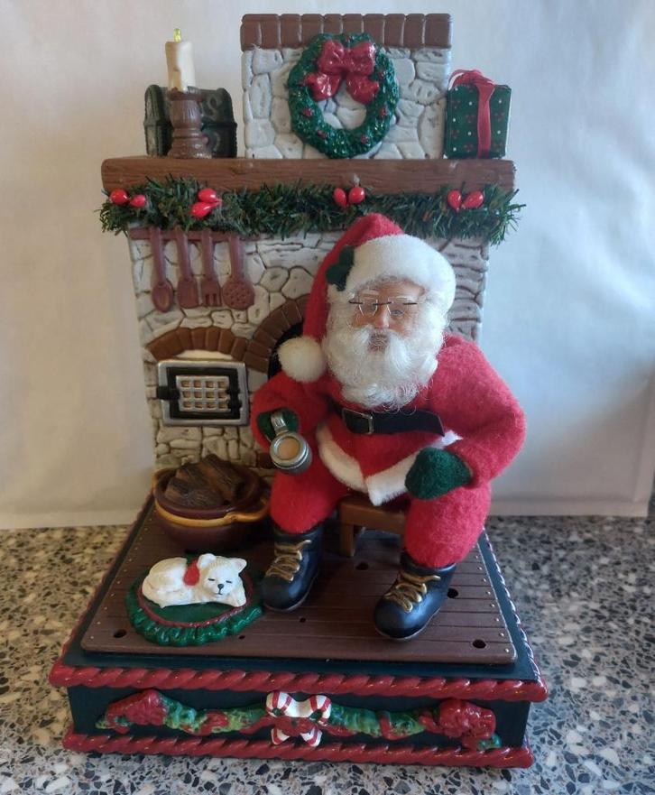 Kerstman Santa Holiday Creations met open haard en kat, Diversen, Kerst, Gebruikt, Ophalen of Verzenden