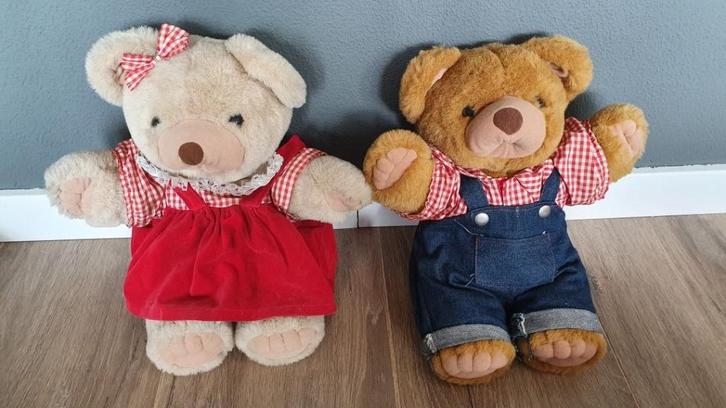 2 lieve aangeklede beren van 40 cm lang, Kinderen en Baby's, Speelgoed | Knuffels en Pluche, Nieuw, Beer, Ophalen of Verzenden