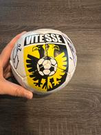 Vitesse bal met handtekeningen!, Eén persoon
