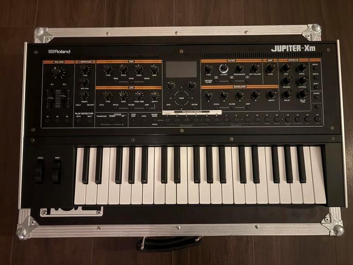 Roland Jupiter Xm, Muziek en Instrumenten, Synthesizers, Zo goed als nieuw, Overige aantallen, Roland, Met koffer of flightcase