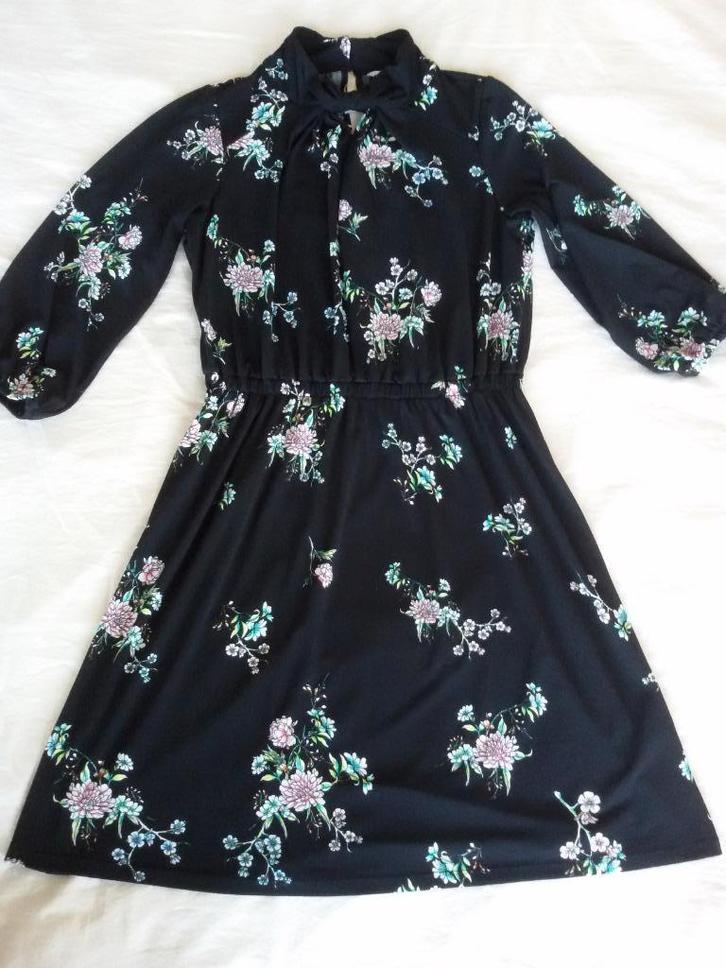 Zwarte jurk met bloemen van H&M, Kleding | Dames, Jurken, Zo goed als nieuw, Maat 38/40 (M), Zwart, Knielengte, Ophalen of Verzenden