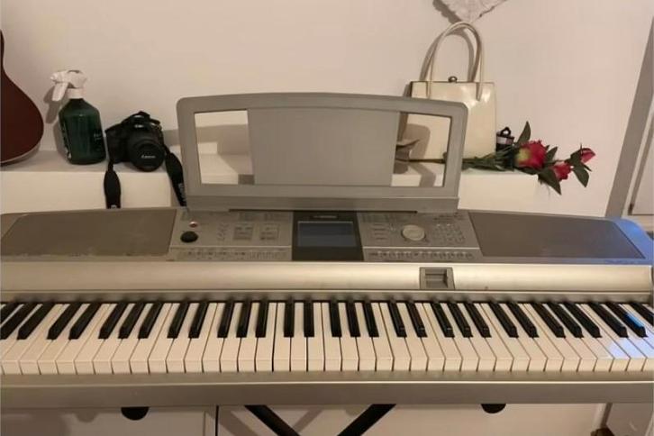 DGX-305 Yamaha piano keyboard, Muziek en Instrumenten, Keyboards, Gebruikt, 76 toetsen, Yamaha, Aanslaggevoelig, Midi-aansluiting
