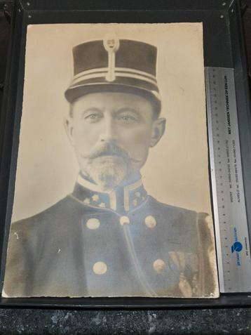 Oude foto van een politieman met onderscheidingen beschikbaar voor biedingen