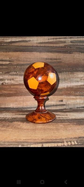 Uit hout gesneden voetbal  beschikbaar voor biedingen