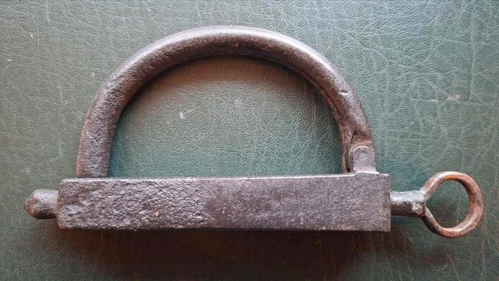 Antieke Hangslot met sleutel, Antiek en Kunst, Antiek | Overige Antiek, Ophalen of Verzenden