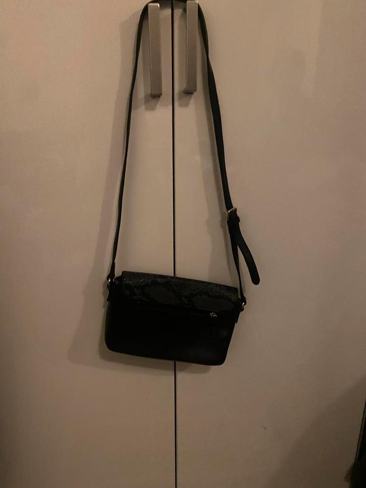 Zwarte Schoudertas met Ring Detail, Sieraden, Tassen en Uiterlijk, Tassen | Damestassen, Zo goed als nieuw, Schoudertasje, Zwart