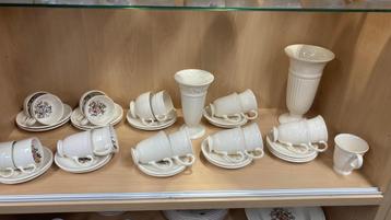 Wedgwood kop- en schotels/ vazen beschikbaar voor biedingen