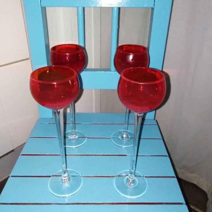 Elegante rode likeurglaasjes op hoge heldere voet 4 stuks, Huis en Inrichting, Keuken | Servies, Gebruikt, Glas of Glazen, Overige stijlen