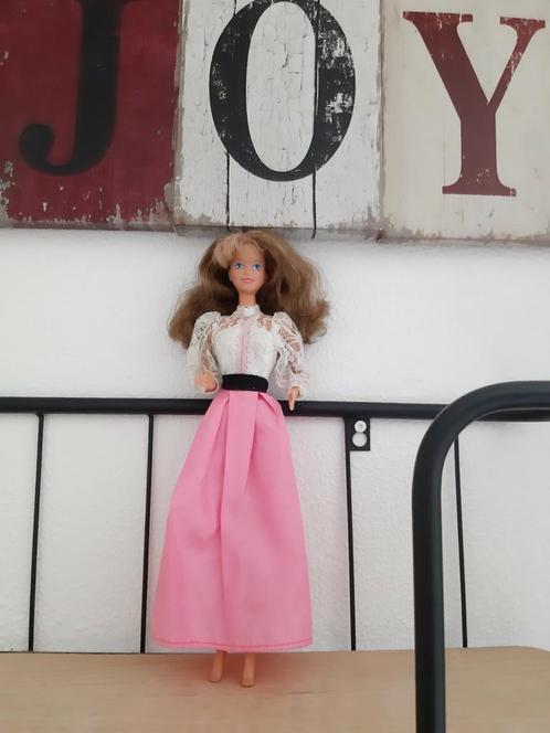 Barbie in jurk van Angel Face '80, Verzamelen, Poppen, Zo goed als nieuw, Pop, Ophalen of Verzenden